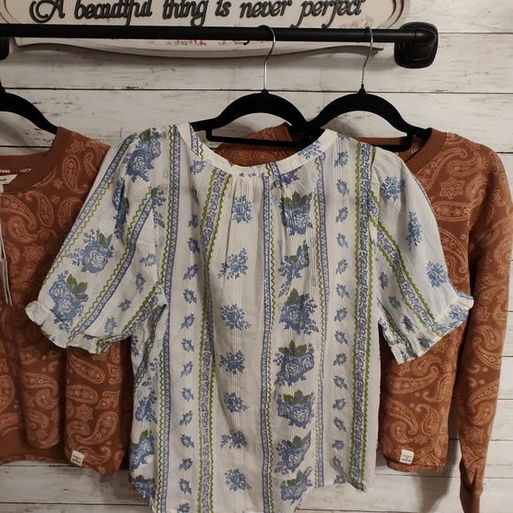 Lucky Brand Blue and White Floral Blouse NWT - Picture 2 of 9